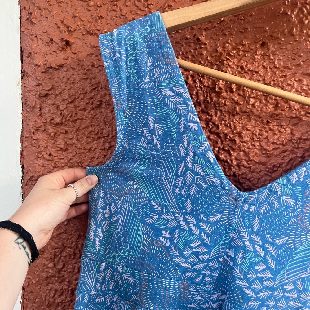 Elegant Blue Patterned Dress - Picture 2 of 5